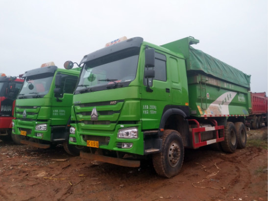 國五豪沃380后八輪環(huán)保自卸車